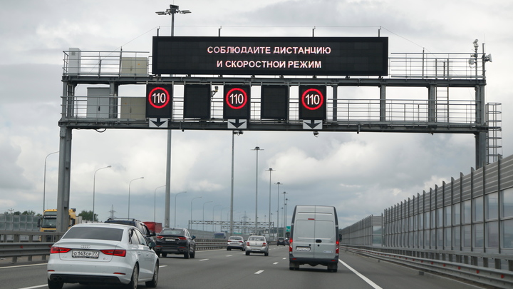 Из-за странного предмета под мостом перекрыли трассу М-11 в Петербурге: что случилось