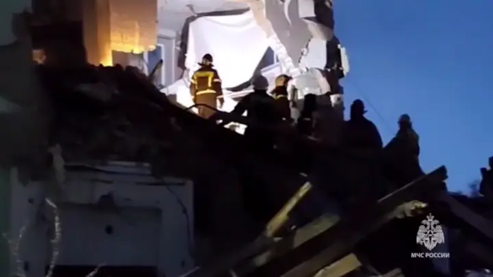 В Сызрани обрушился подъезд после атаки БПЛА: несколько человек достали из-под завалов