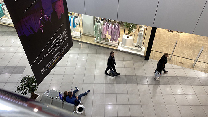 Челябинцы часами стоят в 3 очередях магазина H&M