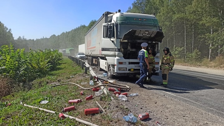 На трассе в Челябинской области на ходу вспыхнула фура