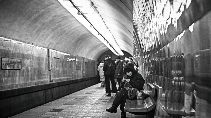 Нападения со шприцем в метро: Чем могут заразить и что делать в первые 24 часа
