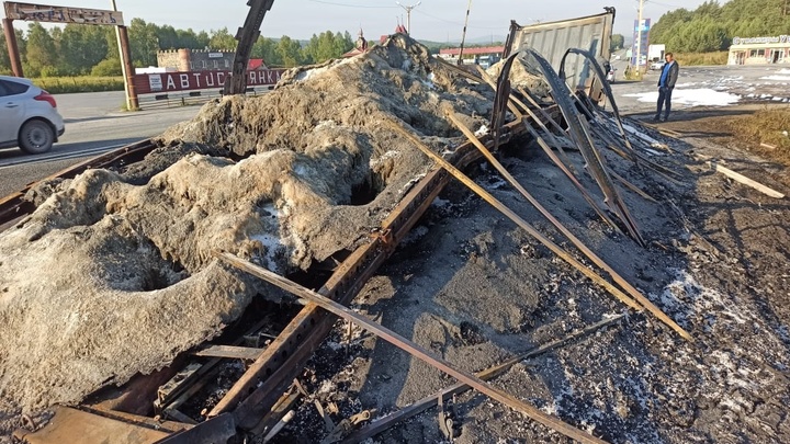 У грузовика полностью сгорел прицеп на трассе в Челябинской области