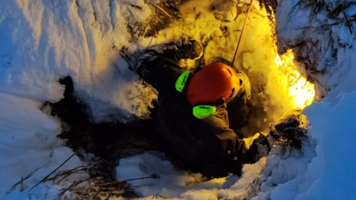 Спасатели обследовали 15-метровую пещеру в поисках семьи Усольцевых