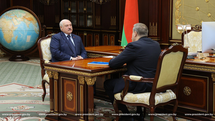 Лукашенко поинтересовался мнением белорусом о безвизе с враждебными соседями