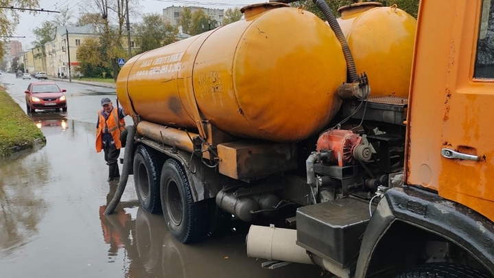 В Нижнем Новгороде дорожники откачивают воду: улицы подтапливает продолжительным дождём