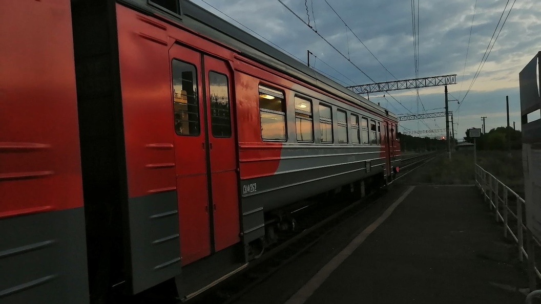 Электричка челябинск троицк. Пассажирский поезд. Поезд на станции. Поезд Адлер. Вагон электрички.