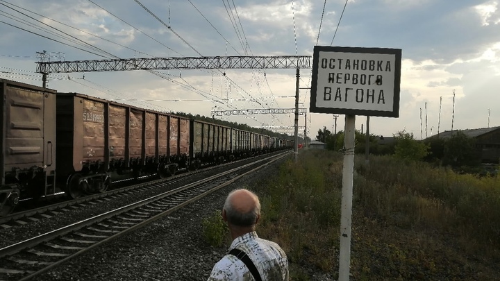 Автомобиль с 70-летним водителем залетел под поезд в Челябинской области