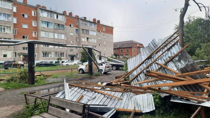 В Красноярском крае сорванной ураганом крышей убило мужчину