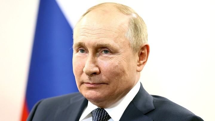 Владимир Путин в окружении школьников исполнил гимн России