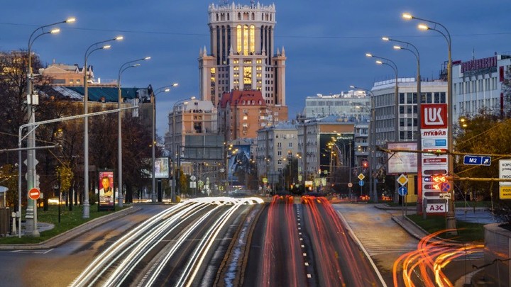 Уличное освещение Москвы перевели на зимний режим работы