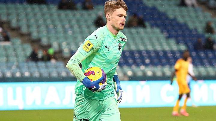 Голкипера ФК Сочи унесли на носилках после неудачного падения в матче с Химками