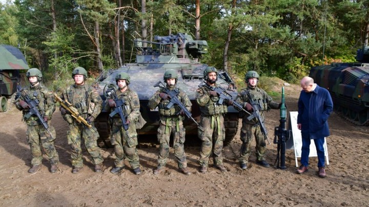 Германия лихорадочно пытается отыскать обещанные Киеву боевые машины - Spiegel