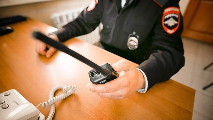 В Сочи сотрудник полиции залез на остановку. В ГУВД объяснили причину