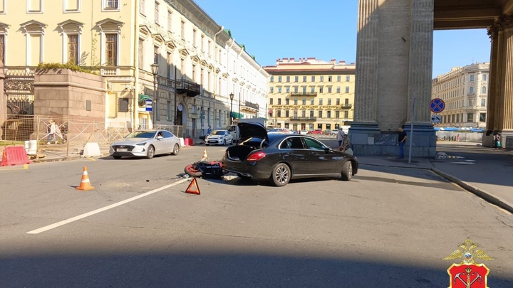 В больнице двое: байкер влетел в Mercedes около Казанского собора