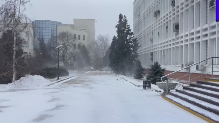 В Новороссийске ураганным ветром сорвало крыши с 13 зданий, включая школу №2