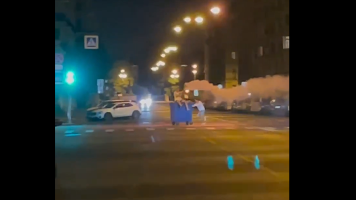 Словно Емеля на печке: в центре Петербурга парень катался на мусорном баке с зажжённым факелом