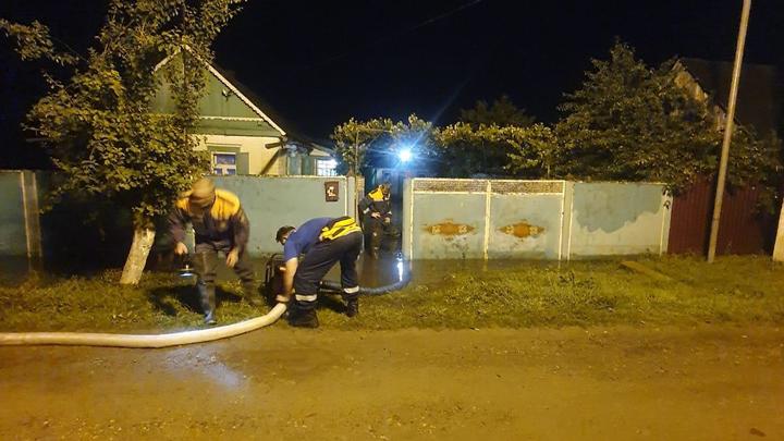 В Лабинском районе волонтёры помогают ликвидировать последствия подтоплений