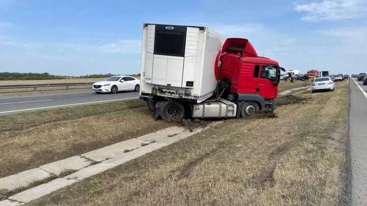 В Ростовской области в аварии с грузовиком и легковушкой пострадали два человека