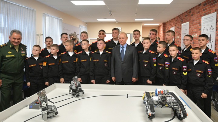 В Суворовском училище курсанты показали Путину систему распознавания голосовых команд, а не корейских роботов