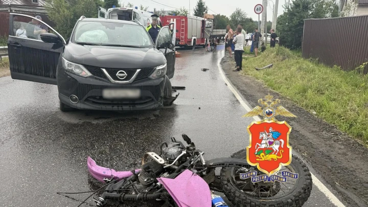 В Подмосковье трое подростков на одном питбайке влетели во встречный Nissan