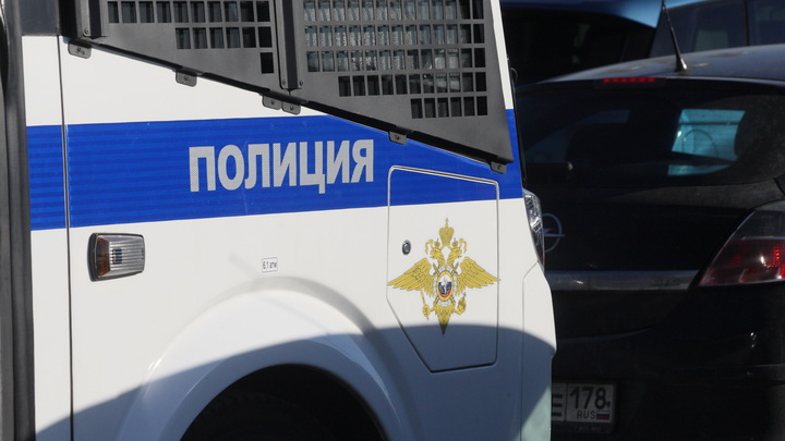 Граната на парковке ТЦ в Красном Селе: на месте работали взрывотехники