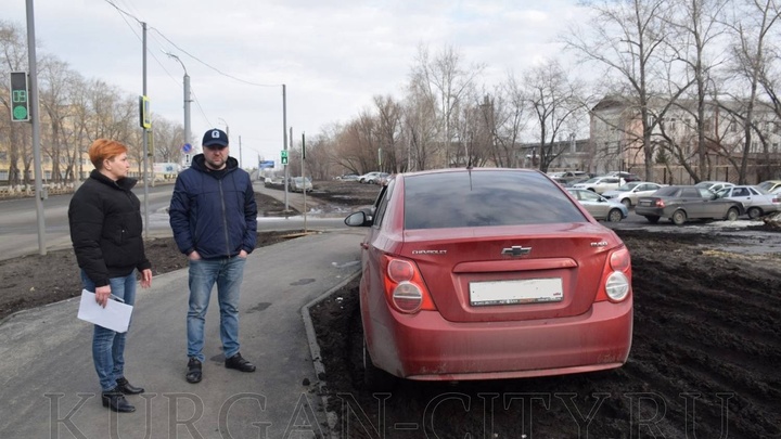 Курганцев массово штрафуют за парковку на газонах. Некоторых — трижды