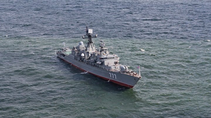 Пограничники перехватили подозрительный японской краболов и отправили в Находку