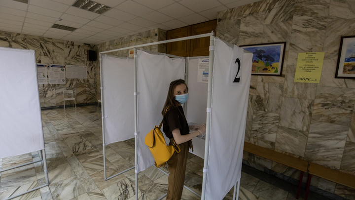 Пара заснула в избирательном участке Челябинска