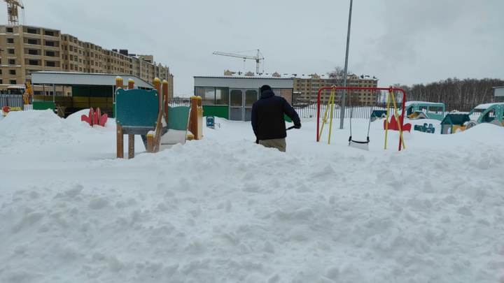 Владимир завалило снегом: жители города скупают лопаты, чтобы самостоятельно расчищать дворы
