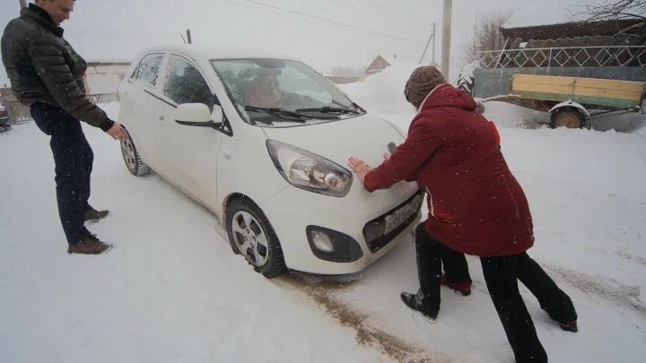 В Штатах такое немыслимо: Взаимовыручка на дорогах в России стала открытием для американки