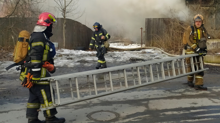 Читинские пожарные спасли двух человек из горящего дома