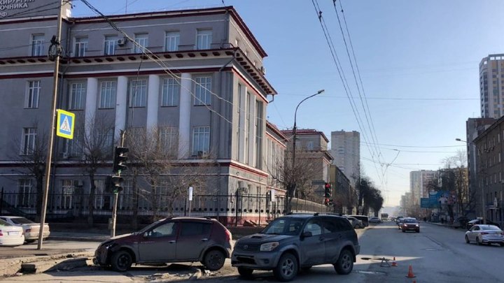 В Новосибирске 14-летняя девочка-подросток пострадала в ДТП на улице Фрунзе