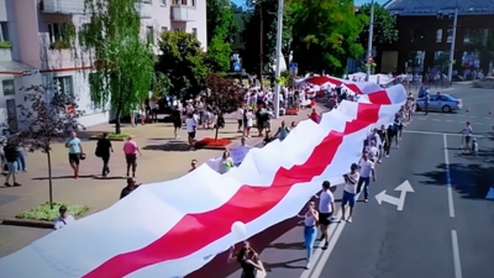 30 лет назад Беларусь приняла националистический флаг и герб
