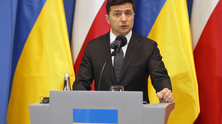 Четвертуйте спичрайтера: От Зеленского потребовали извинений за украинские дивизии, освобождавшие Освенцим