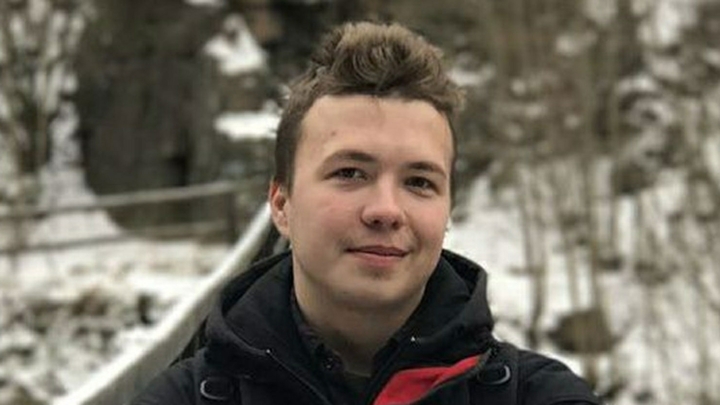 Вы его с телефончика дайте: Фото Протасевича в аэропортах предложили поменять