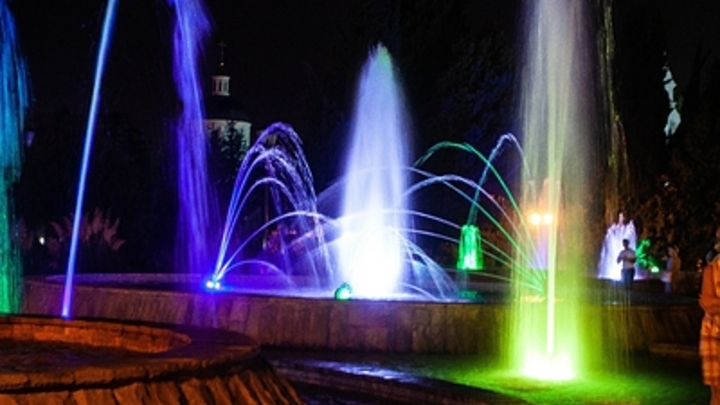 В Петергофе рядом с умным фонтаном Сбера установили скульптуру фонтанщика