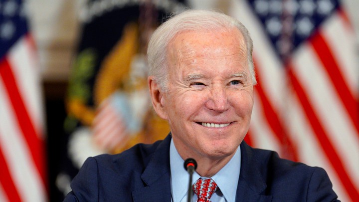 Избирательная кампания в США уже стала цирком. Зачем? Володин указал единственную цель