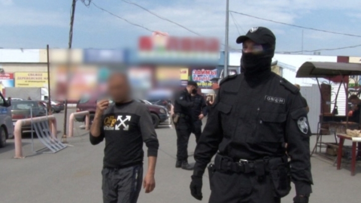 Полиция нагрянула с проверкой на крупный рынок в Кемерове