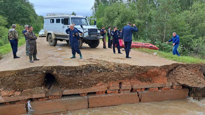 В Приморском крае женщина с ребенком упали на машине в промоину дороги