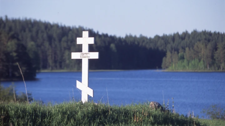 Видео с русскими десантниками, восстанавливающими крест, стало вирусным на Западе
