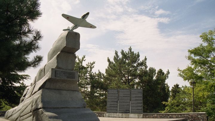 В бой идут одни старики - музыкальная комедийная драма о войне. Такое умели только в СССР