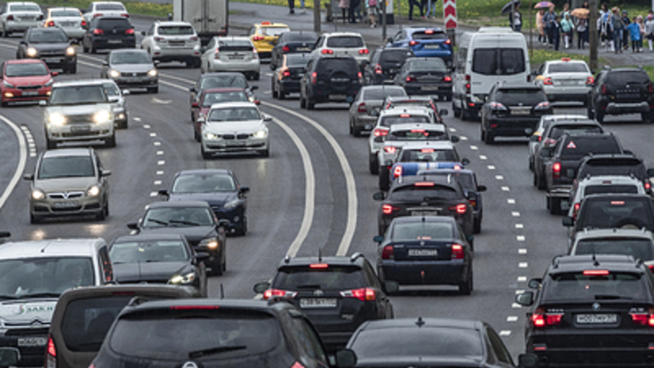 Подскажет о пешеходах и об открытых люках: В России появится первая умная дорога