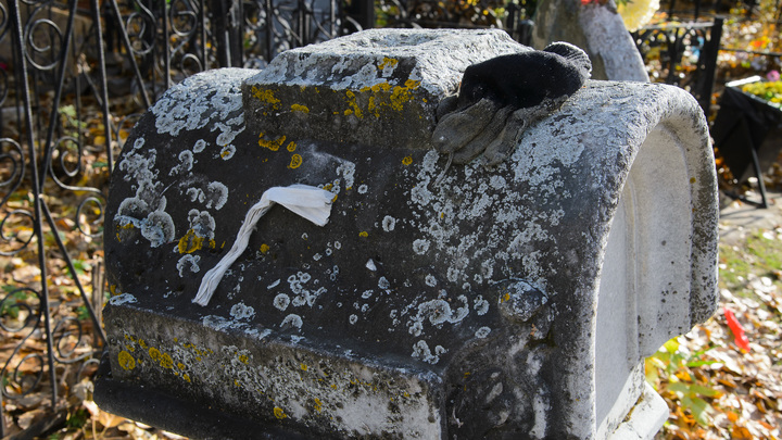 В Краснодаре жители пожаловались на затопленное кладбище: до могил можно добраться только вплавь