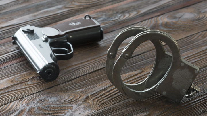 Скандал с ремонтом грозит Госизменой: Выяснилось, что скрывал телефон угрожавшей строителям пистолетом москвички