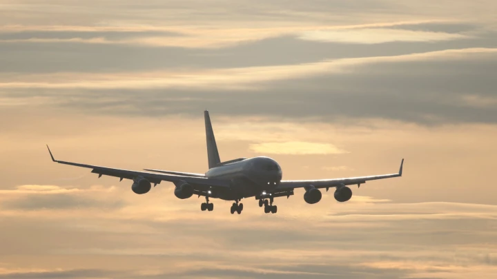В Алматы мужчина с ножом взял в заложницы сотруднику аэропорта: Всех спас случайный очевидец