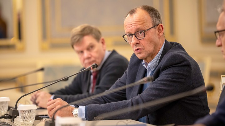 Ненавистник России вовсю шагает к власти в Германии: Три главных опасности от Мерца