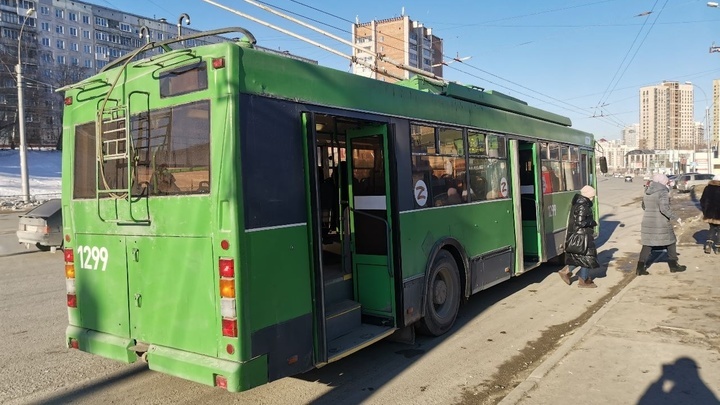 В центре Новосибирска экскаватор оборвал троллейбусные провода