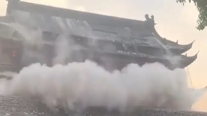 В Китае после ремонта обрушилась древняя башня, построенная 650 лет назад