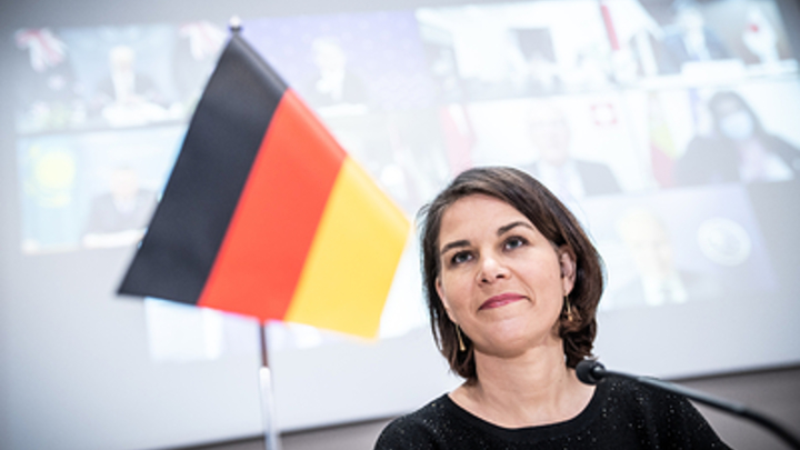 Главу МИД Германии Бербок поставили в тупик вопросом о Донбассе: Я не знаю, никто не знает