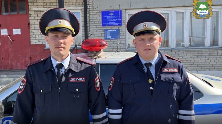 В Курганской области сотрудники ГИБДД спасли женщину от смерти на пожаре